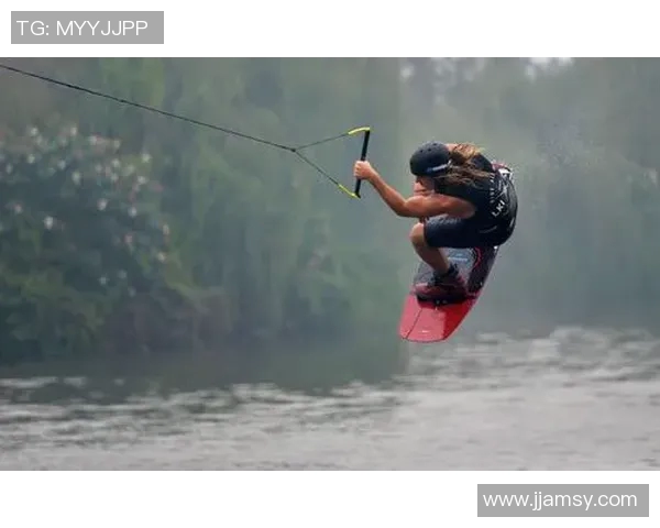 成都极限运动队在世界攀岩锦标赛中以64分领先积分榜，展现强劲实力